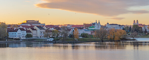 Fototapeta premium dawn in autumn in the historical center of Minsk by the river.