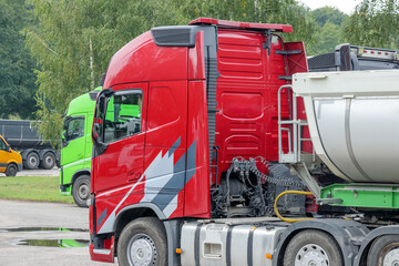 Naklejka premium Red and green truck on the highway