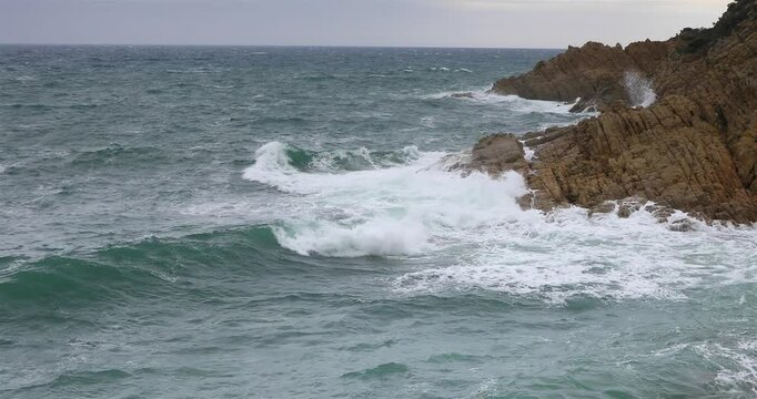 Les falaises du Cap Camarat sous une mer Agit&eacute;e au sud de la France