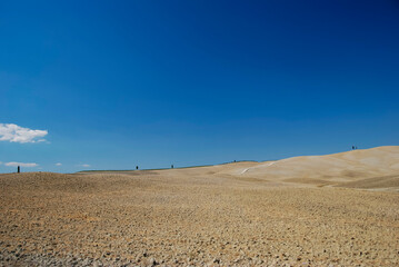 青空とトスカーナの乾燥大地が織りなす絶景