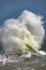 Vague digue Lomener