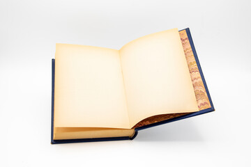 Libro abierto con las páginas en blanco