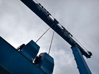 Obraz premium A large blue gantry crane for boats