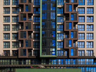 Obraz premium City view on a sunny day. Modern buildings, walls and windows. 