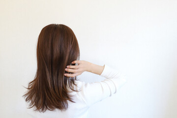 Fototapeta premium 女性の後ろ姿 ヘアスタイル