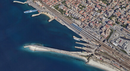 Obraz premium Reggio Calabria's Coastline from Above: Ionian Sea and Urban Landscape