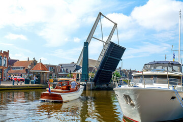 Lemmer, Holland, Friesland, Hafenszene in der Altstadt, Hubbrücke