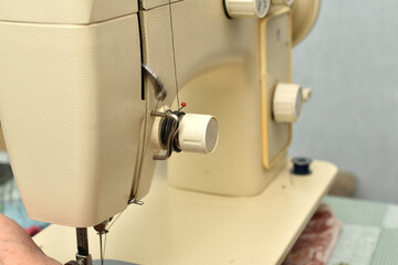 View of a sewing machine, with its control handles, side view.