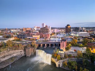 Selbstklebende Fototapeten Rochester, New York, USA cityscape on the Genesee River and High Falls at twilight. © SeanPavonePhoto