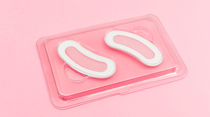 マイクロニードルパッチ　目元の針パック　美容　ピンク背景