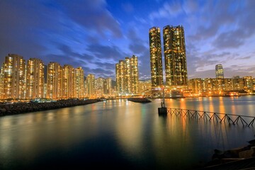 Naklejka premium A Serene Nighttime View of Hong Kong's Illuminated Skyline