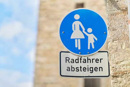 Schild in einer Fu&szlig;g&auml;ngerzone mit der deutschen Aufschrift Radfahrer absteigen