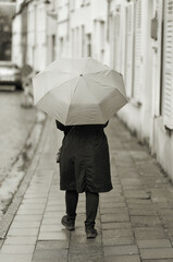 Frau mit Regenschirm bei Regenwetter in der Altstadt von Br&uuml;gge in Belgien