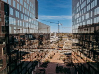 dźwig budowlany między dwoma nowoczesnymi budynkami © rozentuzjazmowany