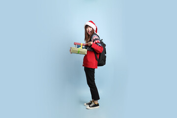 Naklejka premium Woman wearing Santa hat