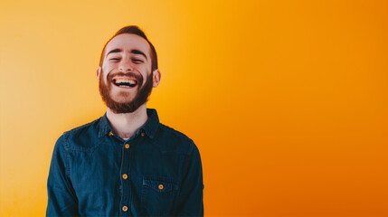 Obraz premium Smiling man on orange background 