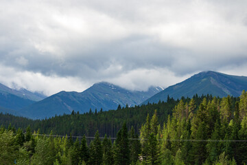 Obraz premium Majestic Mountain Range Under Dramatic Cloudy Sky