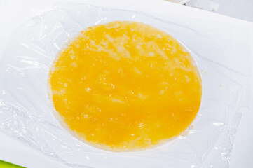 卵液にたっぷり浸して重ねていくライスペーパー