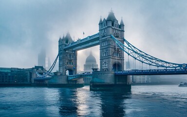 Obraz premium Tower Bridge in London shrouded in fog.