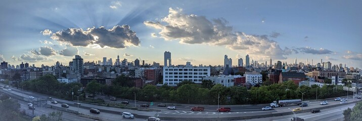 Obraz premium Sunset over New York City's skyline in the evening from Williamsburg - September 2021