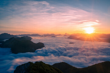 Sonnenaufgang über dem Wolkenmeer am Herzogstand nähe Walchensee in Bayern