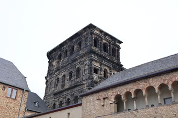Fototapeta premium Blick auf das Wahrzeichen der Stadt Trier: die Porta Nigra