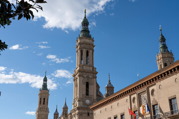 Obraz premium Majestic Dome Architecture Under Blue Sky - Historical Landmark Photo