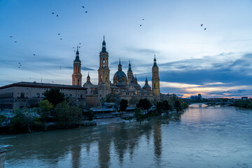 Fototapeta premium Basilica del Pilar by the River at Dusk, Zaragoza