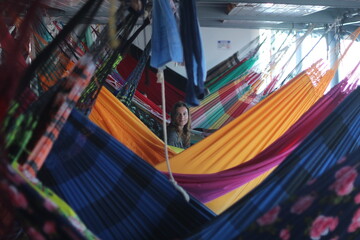 turista em red&aacute;rio em barco de transporte de passageiros no rio amazonas