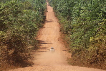 Obraz premium trecho de terra na BR-230, rodovia transamazônica, no Pará 