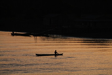 barco com pescadores n&atilde;o identificados no rio amazonas