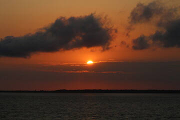 pôr do sol no rio amazonas