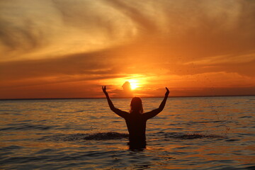 silhueta de mulher no p&ocirc;r do sol em praia no rio tapaj&oacute;s em belterra, par&aacute; 