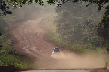 Fototapeta premium trecho da rodovia transamazônica (BR-230) no pará com bastante poeira