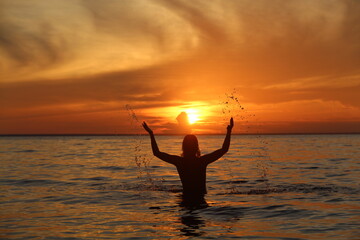 silhueta de mulher no p&ocirc;r do sol no rio tapaj&oacute;s, em belterra, par&aacute; 