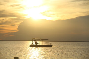 Obraz premium por do sol no rio amazonas