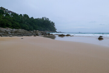 Wunderschöne Natur der Andamanensee und weißer Sandstrand am Morgen am Patong Beach, Insel Phuket, Thailand. Einsam und menschenleer.