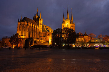 Obraz premium cathedral square in Erfurt with view to cathedral and church Severi in the evening