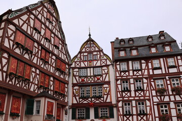 Fototapeta premium Blick in die Altstadt von Bernkastel-Kues an der Mosel 