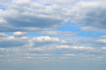 Fototapeta premium Blue bright sky with cumulus clouds.