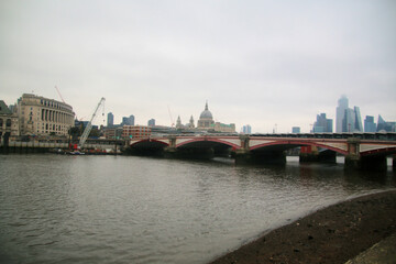 Fototapeta premium view of st paul cathedral city