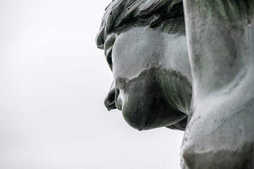 contrapicado de estatua en el parque del retiro de Madrid