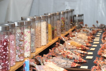 Süßigkeitenverkauf auf einem Weihnachtsmarkt