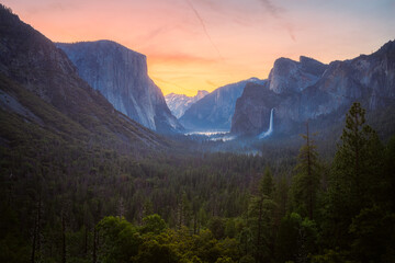 sunrise at the tunnel view in yosemite nationalpark, california, usa