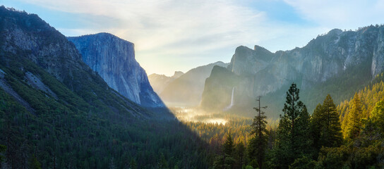 sunrise at the tunnel view in yosemite nationalpark, california, usa