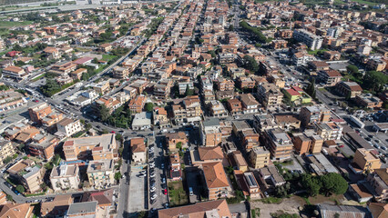 Skyline cittadino a bassa densità con costruzioni residenziali viste dall'alto