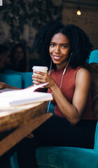 Naklejka premium Smiling black woman surfing on laptop