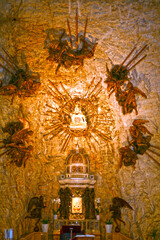 Pietà über dem Altar in der der Wallfahrtskirche Madonna della Corona in Ferrara di Monte Baldo,...