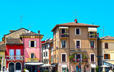 Naklejka premium Die Altstadt von Peschiera del Garda (Italien)