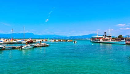 Obraz premium Yachthafen von Peschiera del Garda (Italien)